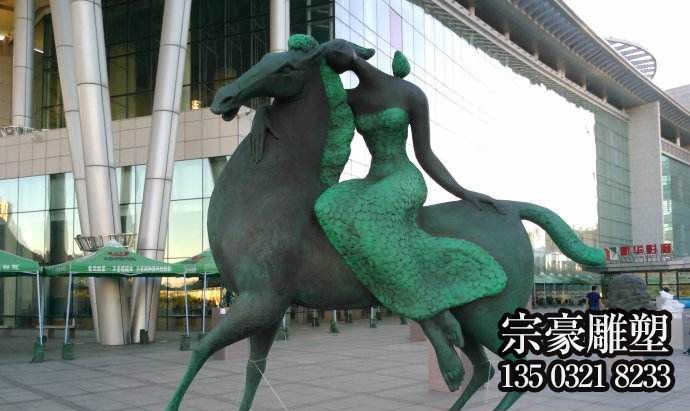 青铜马和骑马的美女雕塑 青铜马和骑马的美女雕塑
