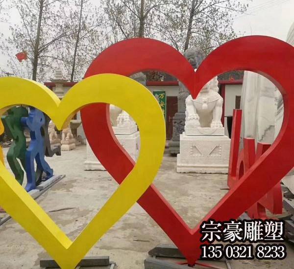 不关心爱心，铁艺空心爱心雕塑