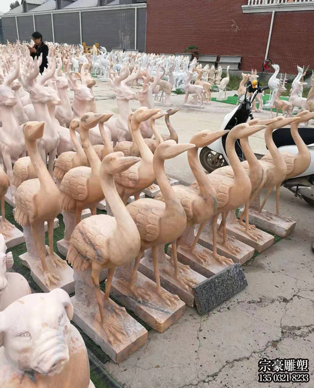 晚霞红草坪动物石雕摆件 晚霞红草坪动物石雕摆件