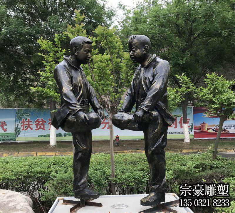 撞拐玻璃钢仿铜童趣人物雕塑 撞拐玻璃钢仿铜童趣人物雕塑