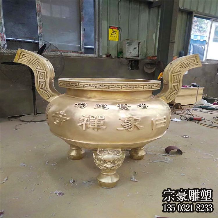 寺院铸铜圆鼎