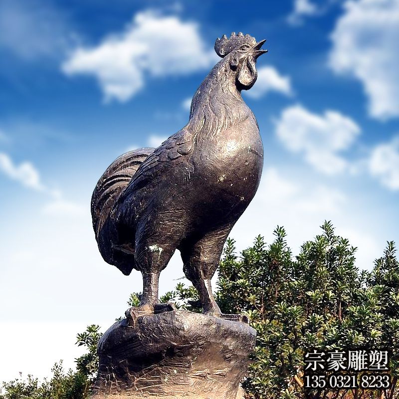 景区 广场摆放的打鸣青石石雕创意鸡雕塑 景区 广场摆放的打鸣青石石雕创意鸡雕塑