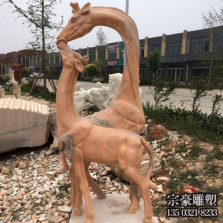 户外晚霞红石雕回头亲吻小长颈鹿的景观摆件长颈鹿雕塑 户外晚霞红石雕回头亲吻小长颈鹿的景观摆件长颈鹿雕塑