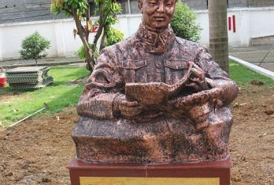 玻璃钢仿铜雷锋半身像雕塑