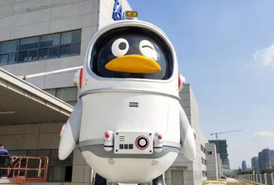太空企鹅玻璃钢卡通动物造型雕塑