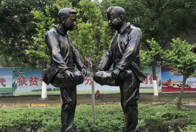 撞拐玻璃钢仿铜童趣人物雕塑
