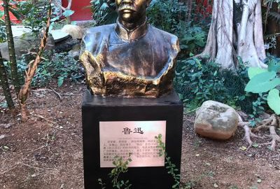 玻璃钢仿铜鲁迅胸像雕塑