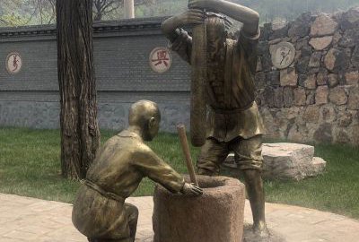 打糍粑——玻璃钢仿铜民俗生活人物雕塑